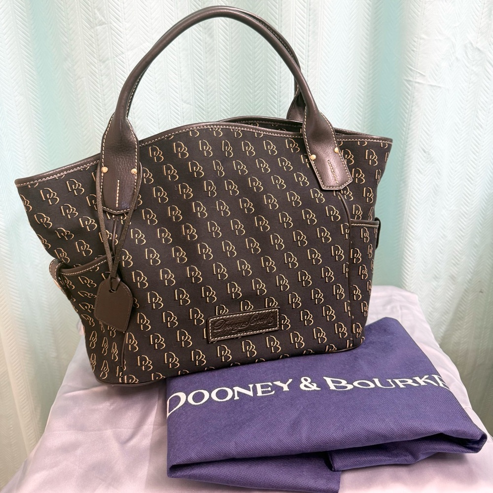 🎉 HOST PICK 🎉 NWOT - Dooney & Bourke Black and Tan Signature Tote - Large